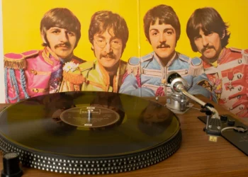 Обзор IT-Weekly: ИИ помог записать песню The Beatles; Минцифры откажется от грантов на импортозамещение в ИТ; осталось 4 банка с работающими за границей картами UnionPay
