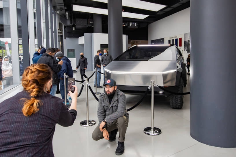 Tesla начала продажи электропикапа Cybertruck
