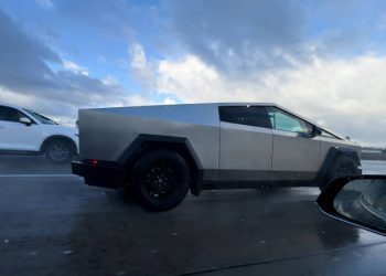 Cybertruck поддался ржавчине