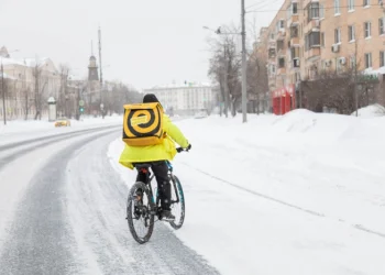 Курьеров возьмут под контроль