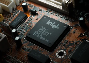 В Intel сообщили детали о новом ИИ-чипе Gaudi 3, который станет конкурентом Nvidia H100