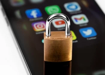 Германия планирует запретить использование оборудования Huawei и ZTE к 2026 году, но министр против