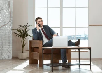 Корпорации провоцируют увольнения, требуя от сотрудников вернуться в офис