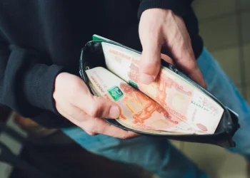 Средняя зарплата в ИТ-сфере выросла на 12,5% до 123 000 рублей