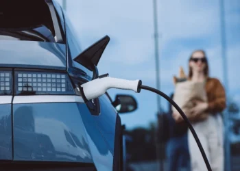 Россияне перестали покупать электромобили: продажи упали вдвое за четыре месяца