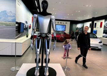 Tesla запустит массовое производство человекоподобных роботов