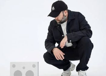 «Только гладкий металл с россыпью мелких отверстий под пять источников звука»