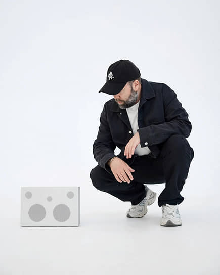 «Только гладкий металл с россыпью мелких отверстий под пять источников звука»