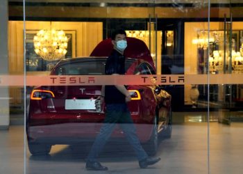 В Китае чиновникам разрешили закупать Tesla для служебного автопарка