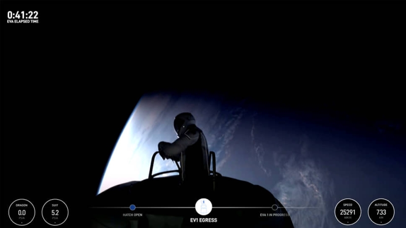 Два американских туриста впервые в истории вышли в открытый космос