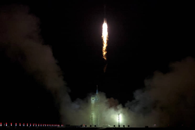 Космический корабль «Шэньчжоу-19» состыковался с орбитальной станцией Китая