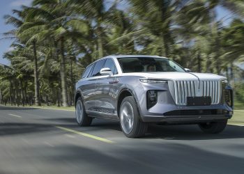 Будущее на колесах: электромобили и их роль в современном обществе