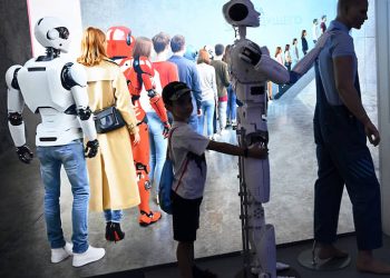 Роботов настраивают на быт