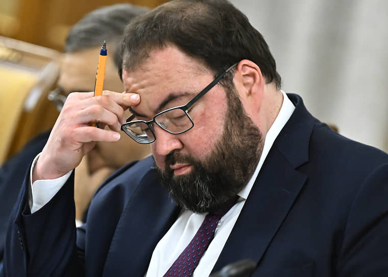 Глава Минцифры Шадаев считает, что ИИ может заменить половину чиновников