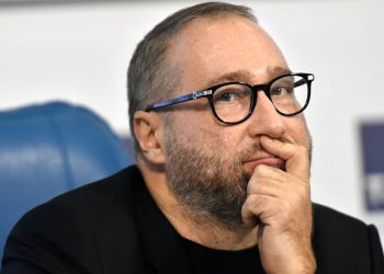 В Госдуме заявили о рисках из-за внедрения ИИ-бота Илона Маска в Telegram