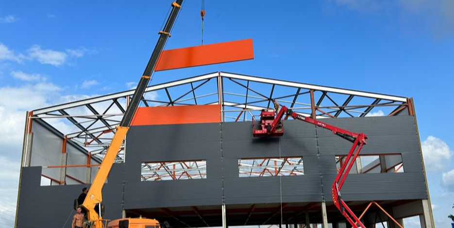 Проекты коммерческих зданий из сэндвич-панелей: преимущества, технологии и перспективы