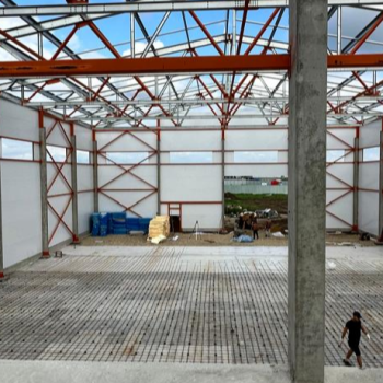 Проекты коммерческих зданий из сэндвич-панелей: преимущества, особенности и примеры реализации