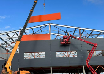 Проекты коммерческих зданий из сэндвич-панелей: преимущества, особенности и примеры реализации