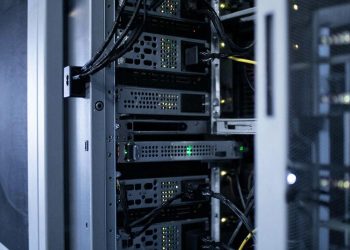 Почему бизнесу нужен нормальный VPS, а не дешевый сервер за 5 долларов